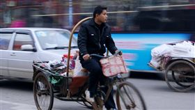 撿破爛,回收業,
https://www.flickr.com/photos/bigggquestion/4176489668/in/photolist-7n4ASy-fUpmjb-fHvNe6-fHNtpN-g8aBGC-fTfXMX-fKbG9s-fKbyo5-67DCQD-38UXRV-7k1fVs-fKbx3j-edLxe7-C76ec6-7LjSQr-9phEvB-6WVURA-3ryj