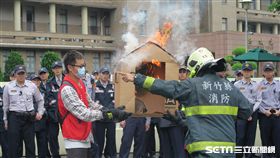 消防員工作權益促進會認為到德行政院前抗議，要求行政院承諾蜂蛇業務應回歸農政單位。（記者盧素梅攝）