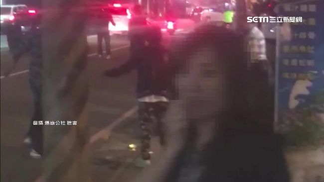 小吃店上演全武行　淡定女嗑瓜子看戲
