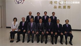 第二排從右至左，楊華興主任、林合勝處長，陳榮周副署長，王明朝處長。廉政署提供