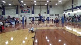 影／高中女排球員「跳過」隊友飛撲救球　觀眾看傻狂飆髒話
圖／翻攝自satasha_k Twitter
https://twitter.com/satasha_k