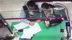 張女在臉書認識一位叫「史蒂夫」的男子，對方自稱是維和部隊將軍，同時具備軍醫身分，因獲得阿富汗政府的戰爭賠償金，希望她代墊8千元手續費，張女前往台銀匯款，遭到保七警員及時攔阻成功（翻攝畫面）