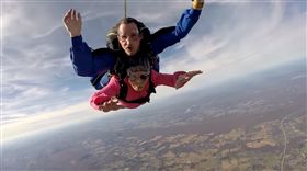 影／把握當下！不知能否活到明年　美94歲老奶奶跳傘慶生
圖／翻攝自Above the Poconos Skydivers YouTube
https://www.youtube.com/watch?v=EJzEpKbO43E