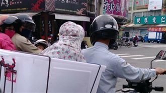 阿伯塑膠箱裝老伴　一轉頭嚇壞網友…