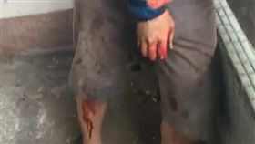 施男被警消勸下後，自行交出身上K菸。（圖／翻攝畫面）