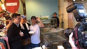 林志穎的哥哥林志杰做腸粉，在四平街擺攤，還有三弟林志鑫也來 ，三兄弟站台。（吉米丘提供）