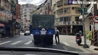貨車拋錨險遭開單　暖警這樣做帥翻了