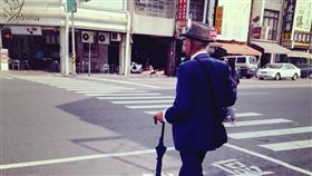 西裝筆挺的紳士阿公被網友目擊，直喊「太帥了！」（圖／翻攝臉書爆廢公社）