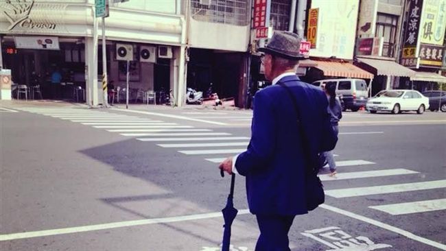 西裝阿公「紳士」過街　網友：超帥氣