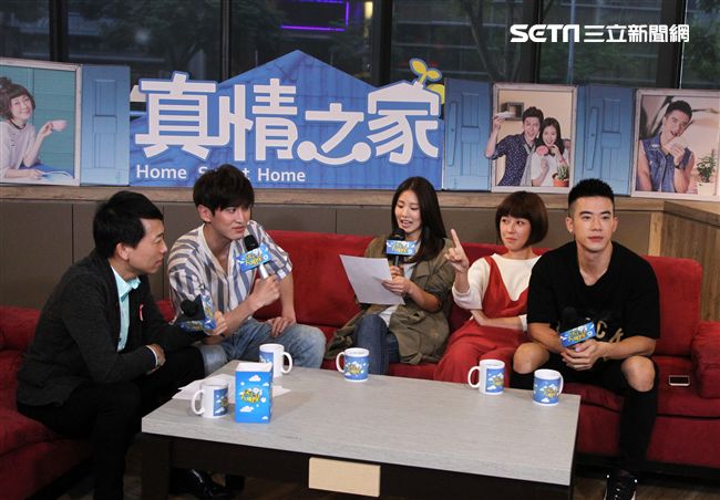 真情之家演員（由左至右）孫沁岳 、陽詠存 、李維維、 JR紀言愷上安安大明星直播。（記者邱榮吉/攝影）