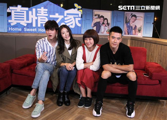 真情之家演員（由左至右）孫沁岳 、陽詠存 、李維維、 JR紀言愷上安安大明星直播。（記者邱榮吉/攝影）
