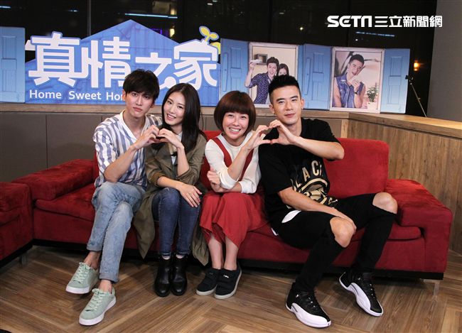 真情之家演員（由左至右）孫沁岳 、陽詠存 、李維維、 JR紀言愷上安安大明星直播。（記者邱榮吉/攝影）