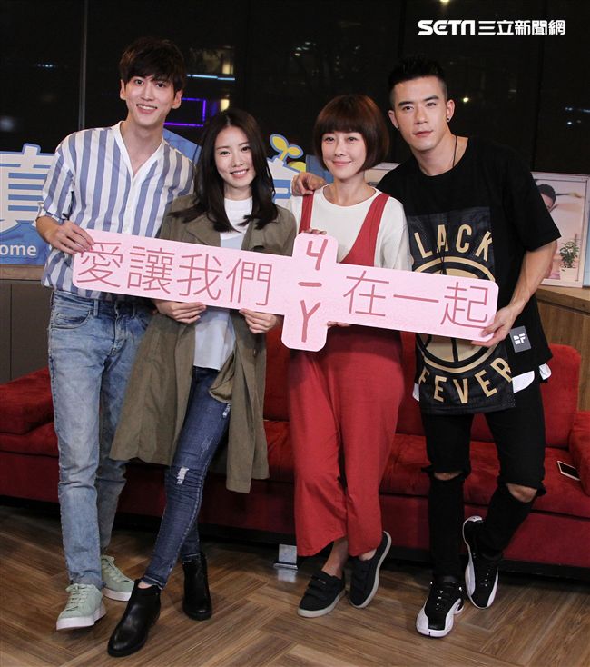 真情之家演員（由左至右）孫沁岳 、陽詠存 、李維維、 JR紀言愷上安安大明星直播。（記者邱榮吉/攝影）