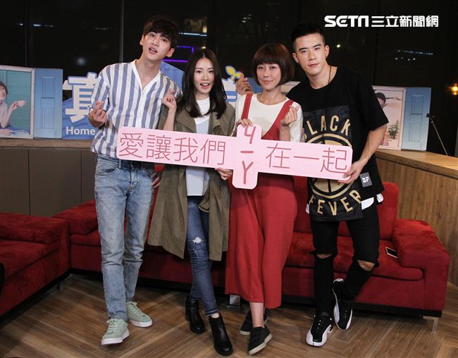 真情之家演員（由左至右）孫沁岳 、陽詠存 、李維維、 JR紀言愷上安安大明星直播。（記者邱榮吉/攝影）