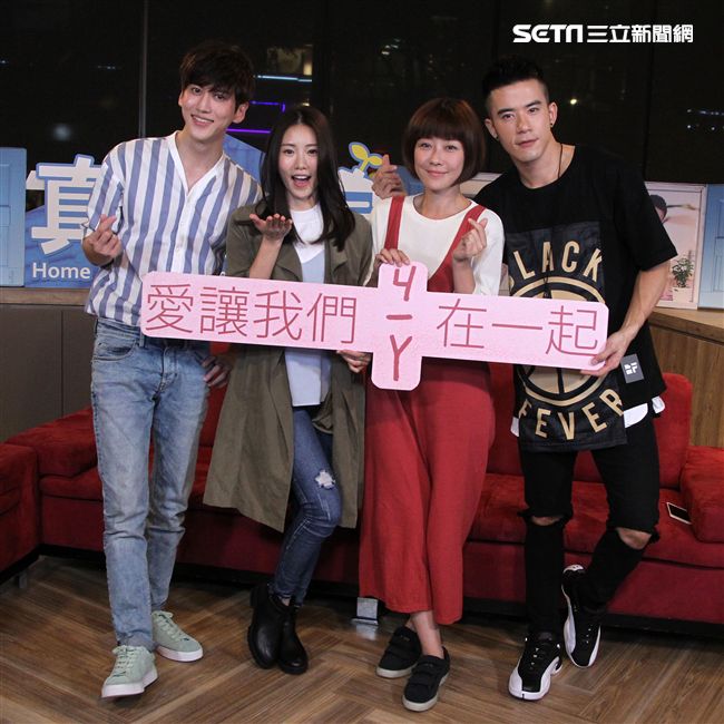 真情之家演員（由左至右）孫沁岳 、陽詠存 、李維維、 JR紀言愷上安安大明星直播。（記者邱榮吉/攝影）