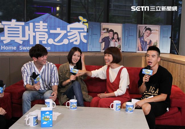真情之家演員（由左至右）孫沁岳 、陽詠存 、李維維、 JR紀言愷上安安大明星直播。（記者邱榮吉/攝影）