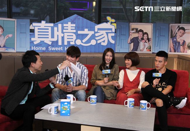 真情之家演員（由左至右）孫沁岳 、陽詠存 、李維維、 JR紀言愷上安安大明星直播。（記者邱榮吉/攝影）