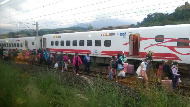 普悠瑪花蓮出軌搶修　清晨恢復行車