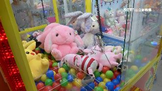 「加套」更好夾？2男猛扯娃娃機爪手