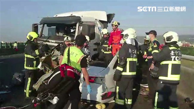 拖板車疑爆胎衝對向　一家三口遭撞死