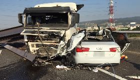 拖板車爆胎衝到對向車道　一家三口枉死