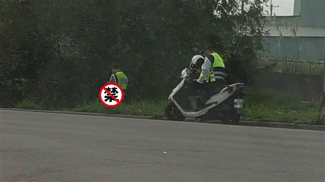 警躲草叢小解遭拍　網轟：誰沒尿過？