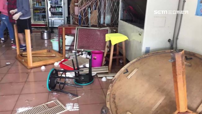 叫號順序爆衝突　男持棒砸店網美驚嚇