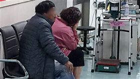 一家三口度假返程遇死亡車禍　家屬哀傷41歲林姓男子和35歲張姓妻子帶著7個月大女兒到南部度假，24日返程行經國道3號卻遇上死亡車禍，一家三口喪生。張女雙親晚間趕抵醫院，兩老坐在急診室椅子上，張母隻手掩面，淚水直流，張父不斷以外套擦去淚水，場面哀傷。中央社記者趙麗妍攝　106年10月24日