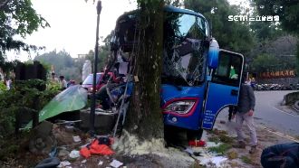 遊覽車自撞路樹　1死23人輕重傷