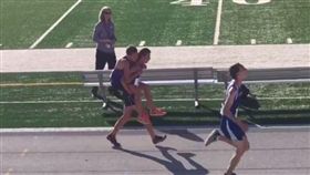 越野錦標賽學長揹學弟跑／FTW Sports news YouTube
