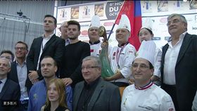 法國世界麵包大賽，台灣選手連兩屆奪冠台灣隊陳耀訓（後排右3）與周小槿（後右2）在教練王鵬傑（後右4）（截圖自Youtube直播畫面）中央社記者曾依璇巴黎傳真 106年10月24日