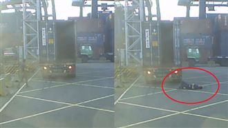 貨櫃門動都沒有動　他一走近竟被打倒