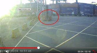 風吹？魔神仔？男子遭貨櫃門夾擊倒地