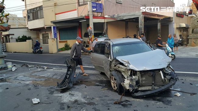 國三生釀車禍　撞民宅大翻360度