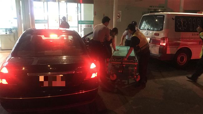 太太要生了！　暖警開道破車陣護送