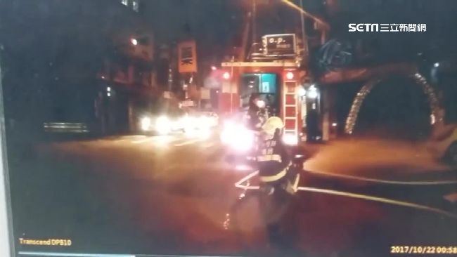 引擎蓋突竄火苗　駕駛嚇壞攔警幫滅火