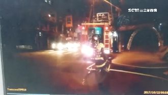 引擎蓋突竄火苗　駕駛嚇壞攔警幫滅火