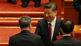 習近平胡春華握手致意中共19大專題中共19大閉幕式24日通過中共黨章修正案，「習近平新時代中國特色社會主義思想」列入中共黨章。中共總書記習近平（後）與中共廣東省委書記胡春華（前左1）握手致意。中央社記者吳家昇北京攝　106年10月24日