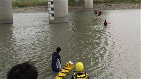 消防人員派出橡皮艇下水救援。（圖／翻攝畫面）