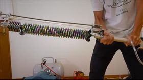 ▲高中生造超強武器。（圖／翻攝自すしらーめん《りく》YouTube）
https://www.youtube.com/watch?v=MS4x8ThI_NI
