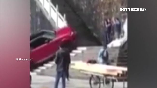 走階梯太累！英新車秒爬999階天梯