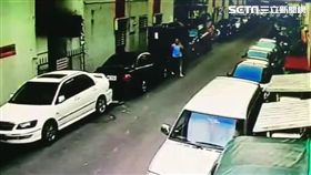 新北市新店區中央路的廖男，因遛狗時未繫牽繩，狗兒奔跑險些被車撞到，他便與鄰居爆發口角，事後還連續兩次持鐵釘刺破輪胎，警方循線通知他到案說明，訊後依毀損罪函送法辦（翻攝畫面）