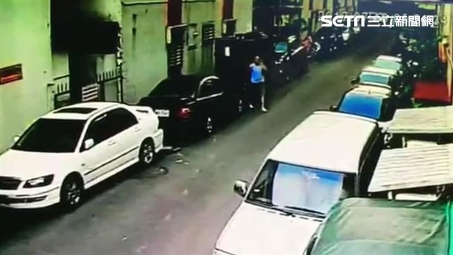 鄰居停車險撞愛犬　他竟兩度刺胎報復
