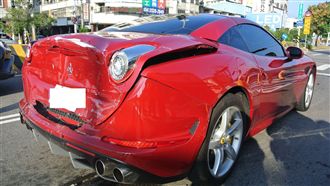 撞毀千萬法拉利　網友：車牌霸氣霸氣