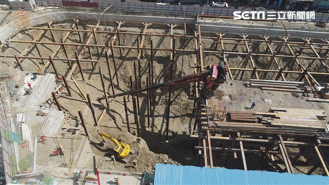 吊車翻覆工人為閃避摔落20公尺深