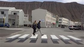冰島首創3D斑馬線　飄浮半空中！