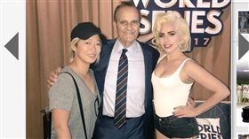 ▲女神卡卡（Lady GaGa）到洛杉磯道奇球場看世界大賽，與Joe Torre合影。（圖／截自大聯盟官網）