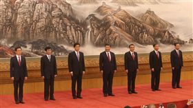 中共政治局7常委亮相中共19大專題中共新一屆中央政治局常委25日選出，7名常委排名依序為習近平（中）、李克強（右3）、栗戰書（左3）、汪洋（右2）、王滬寧（左2）、趙樂際（右）、韓正（左）。習近平連任中共總書記，展開下一個5年任期。中央社記者吳家昇攝  106年10月25日