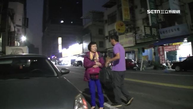 出國行李反鎖車內…老師傅用這招解鎖