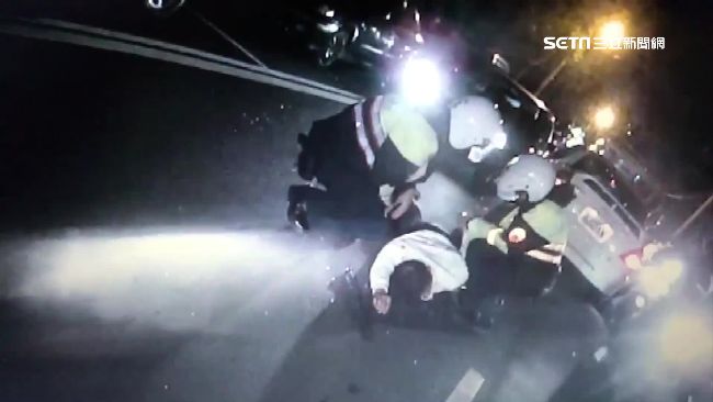 不要命？毒蟲遇警攔查狂吞毒想滅證